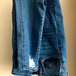 Distressed skinny jeans